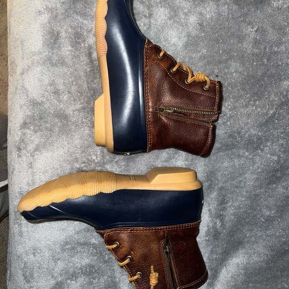 Sperry woman’s Leather and Navy Boots - Picture 2 of 7